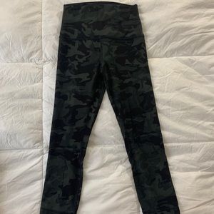 Lululemon Align crop 21” camo *rare*